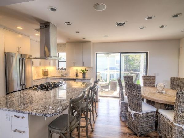 Stunning 8 Bedroom Fully Renovated Five Minutes from Beach!