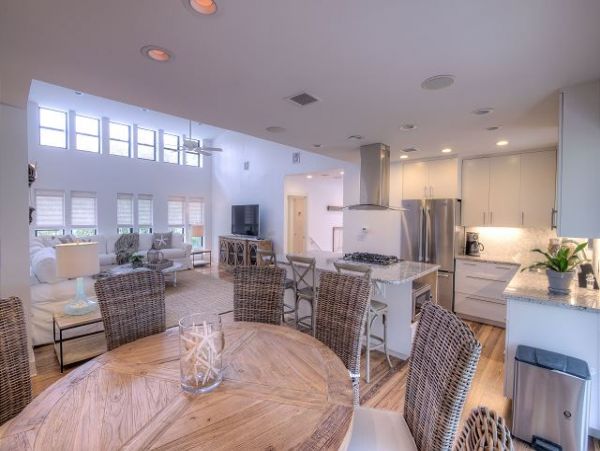 Stunning 8 Bedroom Fully Renovated Five Minutes from Beach!