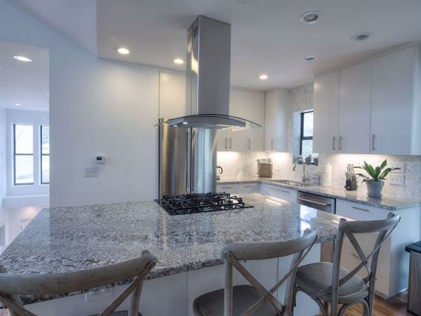 Stunning 8 Bedroom Fully Renovated Five Minutes from Beach!
