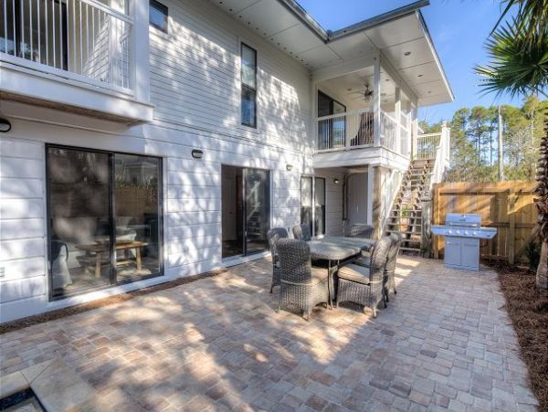 Stunning 8 Bedroom Fully Renovated Five Minutes from Beach!