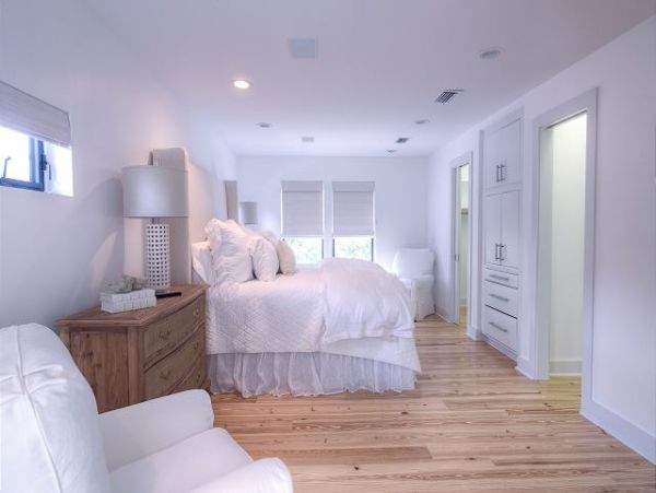 Stunning 8 Bedroom Fully Renovated Five Minutes from Beach!