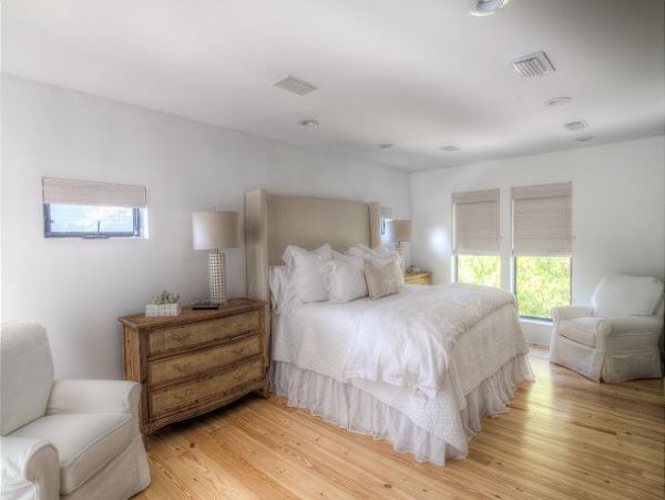 Stunning 8 Bedroom Fully Renovated Five Minutes from Beach!