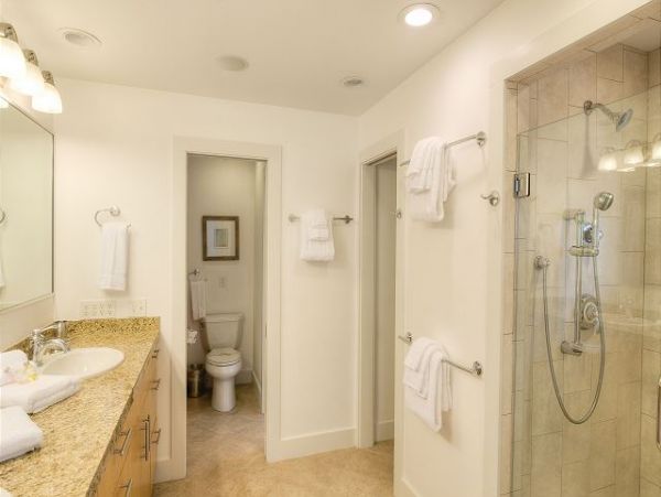 Stunning 8 Bedroom Fully Renovated Five Minutes from Beach!
