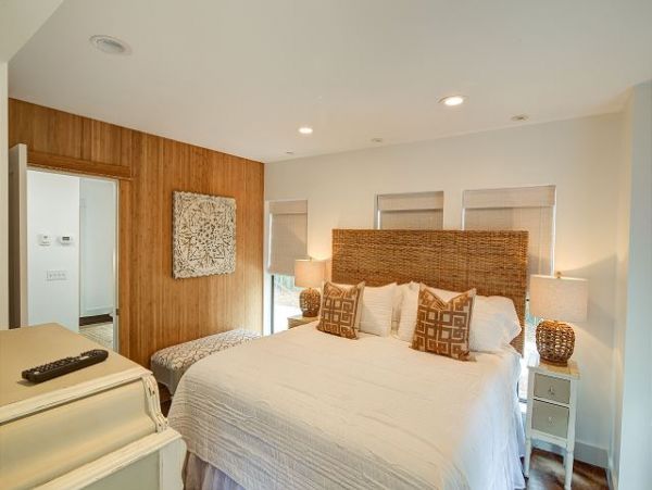 Stunning 8 Bedroom Fully Renovated Five Minutes from Beach!