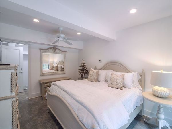 Stunning 8 Bedroom Fully Renovated Five Minutes from Beach!