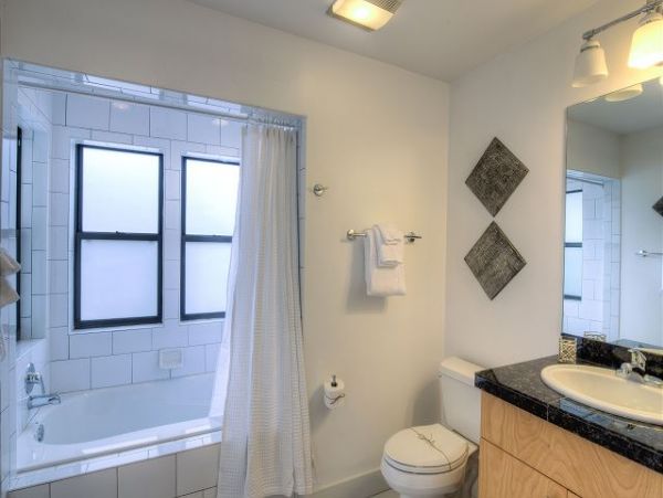 Stunning 8 Bedroom Fully Renovated Five Minutes from Beach!
