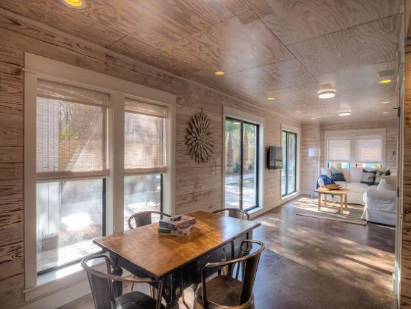 Stunning 8 Bedroom Fully Renovated Five Minutes from Beach!