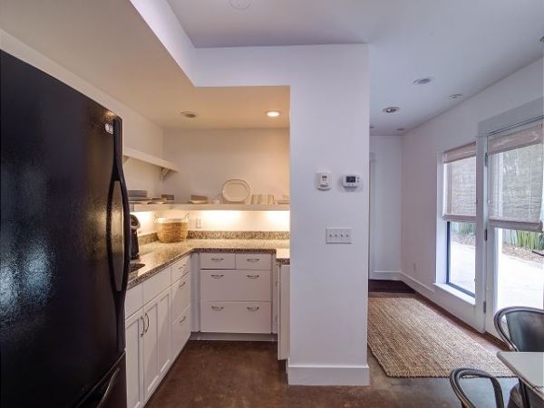 Stunning 8 Bedroom Fully Renovated Five Minutes from Beach!