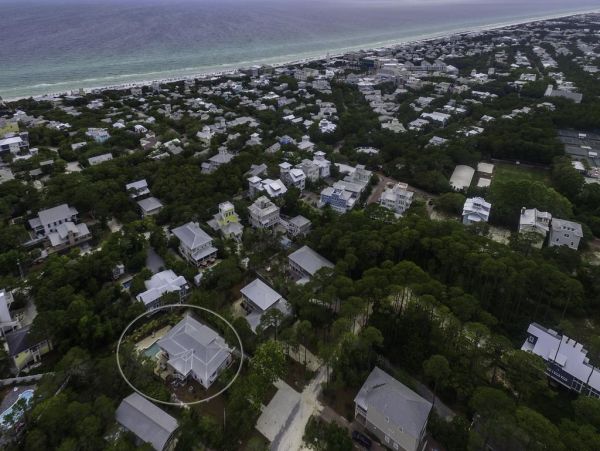 Stunning 8 Bedroom Fully Renovated Five Minutes from Beach!