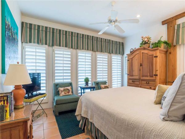 Four bedroom Dune Allen Vacation Home Steps to Beach.