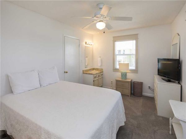 Beach 3 Bedroom Vacation Cottage