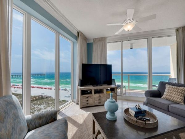 Fantastic Condo with 3 Bedrooms & Views of the Ocean