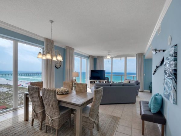 Fantastic Condo with 3 Bedrooms & Views of the Ocean