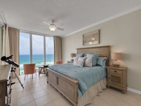 Fantastic Condo with 3 Bedrooms & Views of the Ocean