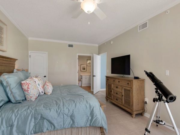 Fantastic Condo with 3 Bedrooms & Views of the Ocean