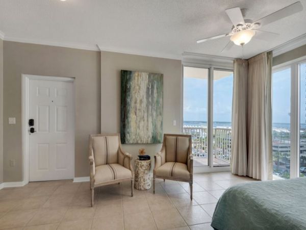 Fantastic Condo with 3 Bedrooms & Views of the Ocean