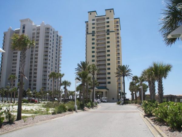 Fantastic Condo with 3 Bedrooms & Views of the Ocean