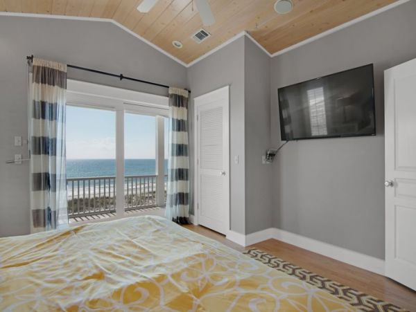 Spacious Beach House Awaits Your Arrival