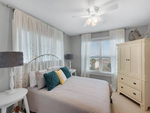Navarre Vacation Home Four Bedroom Walk to Beach
