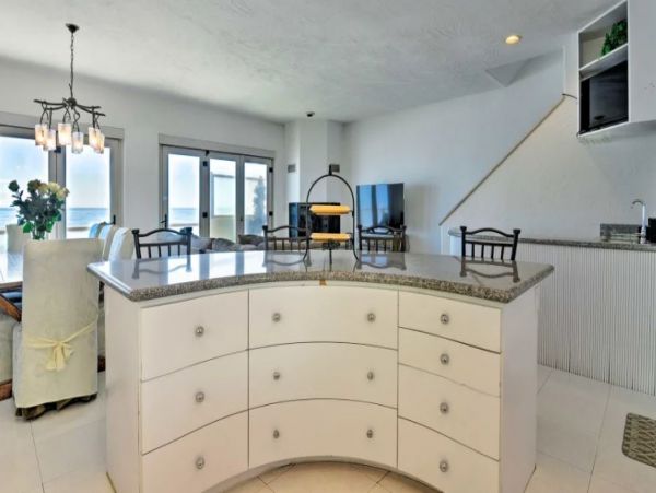 3 Bedroom Malibu Vacation Home Plus Loft Sleeps 8 Guests