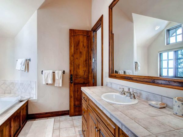 Luxury 5 Bedrooms Rental Home in Beaver Creek with Hot Tub