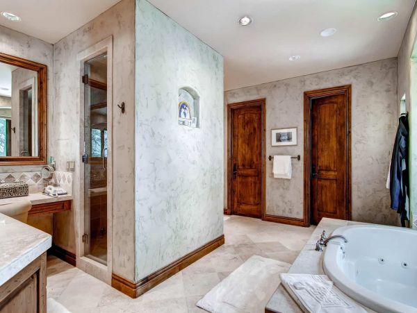 Luxury 5 Bedrooms Rental Home in Beaver Creek with Hot Tub