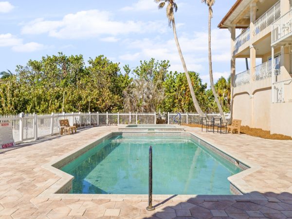 On Beach Holmes Beach 3 Bedroom Plus Den Vacation Condo