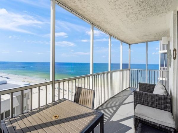 Siesta Key Vacation Rental Condo on Beach with Communal Pool