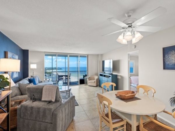 Siesta Key Vacation Rental Condo on Beach with Communal Pool
