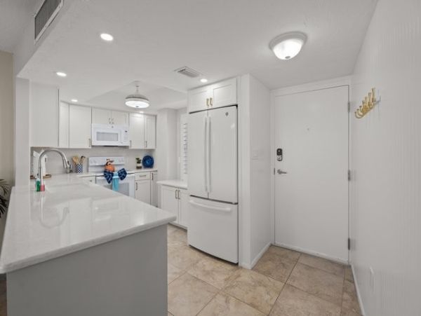 Siesta Key Vacation Rental Condo on Beach with Communal Pool