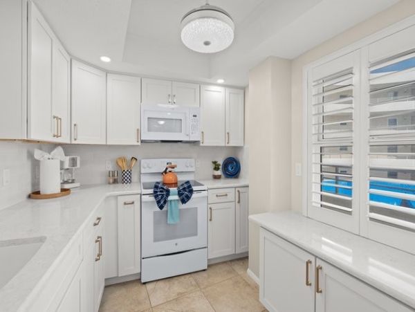 Siesta Key Vacation Rental Condo on Beach with Communal Pool
