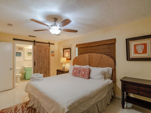 Marathon Six Bedroom Family Fun Home Pool & Spa Sleeps 14