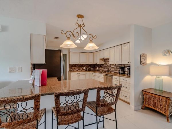 Marathon Six Bedroom Family Fun Home Pool & Spa Sleeps 14