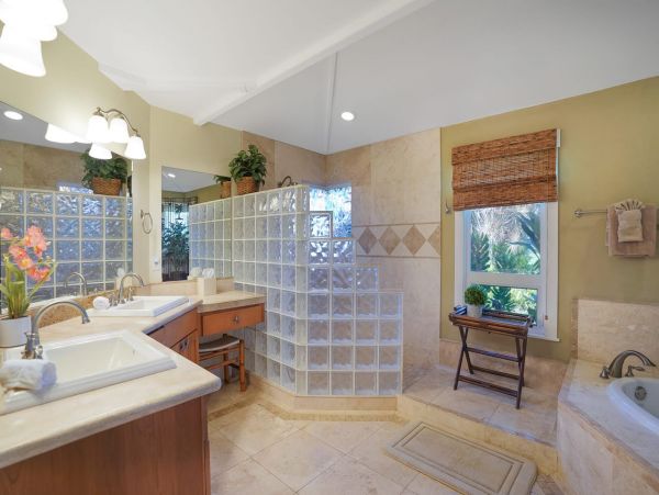 Four Bedroom Princeville Vacation Home Sleeps 12 Guests