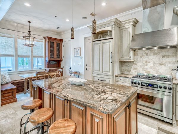 Gorgeous House with 4 Bedrooms and Great Amenities