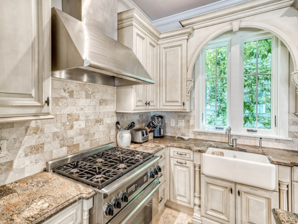 Gorgeous House with 4 Bedrooms and Great Amenities