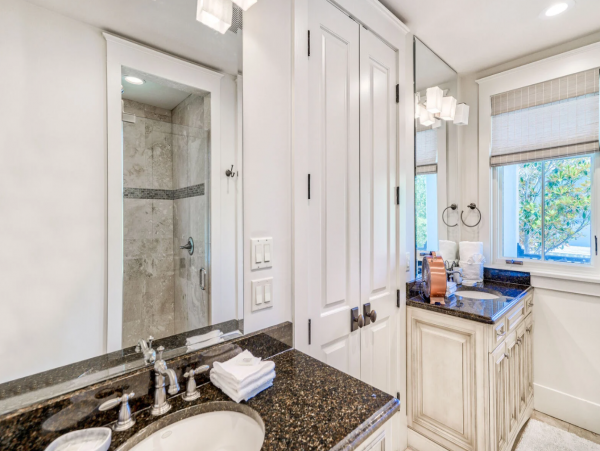 Gorgeous House with 4 Bedrooms and Great Amenities