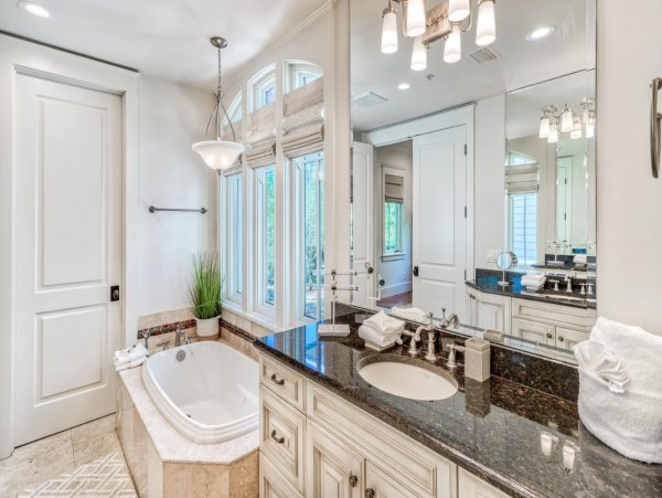 Gorgeous House with 4 Bedrooms and Great Amenities