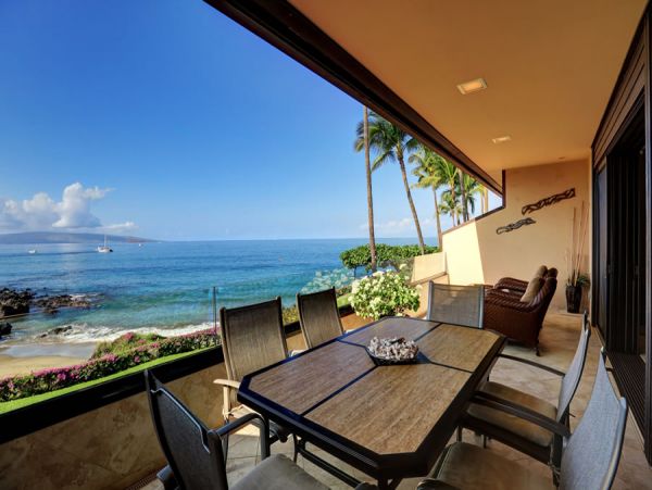 Beachfront 2 Bedroom Condo in Makena Ocean Views Sleeps 5