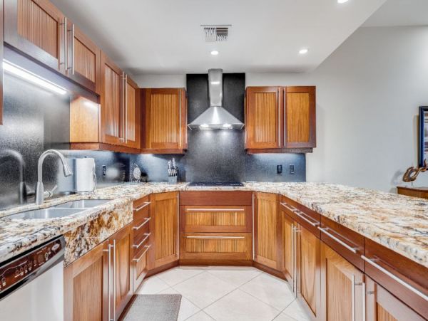 Beachfront Vacation Rental 2 Bedroom & Amazing Views