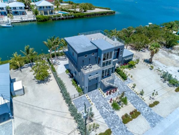 Modern Luxury 3-Bedroom Pool Home in Marathon