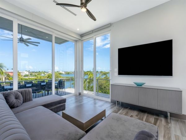 Modern Luxury 3-Bedroom Pool Home in Marathon