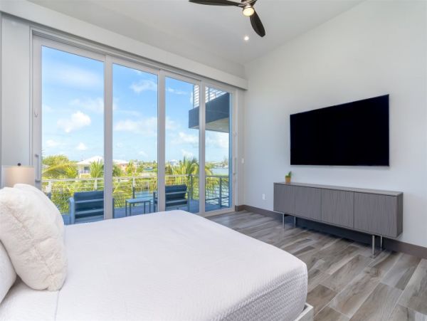 Modern Luxury 3-Bedroom Pool Home in Marathon