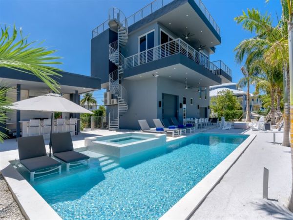 Modern Luxury 3-Bedroom Pool Home in Marathon