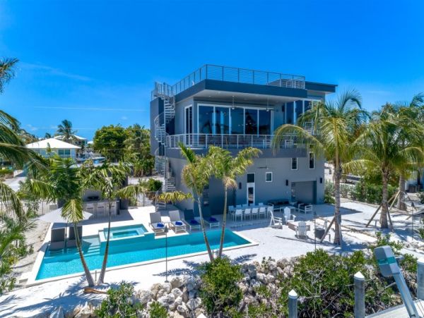 Modern Luxury 3-Bedroom Pool Home in Marathon