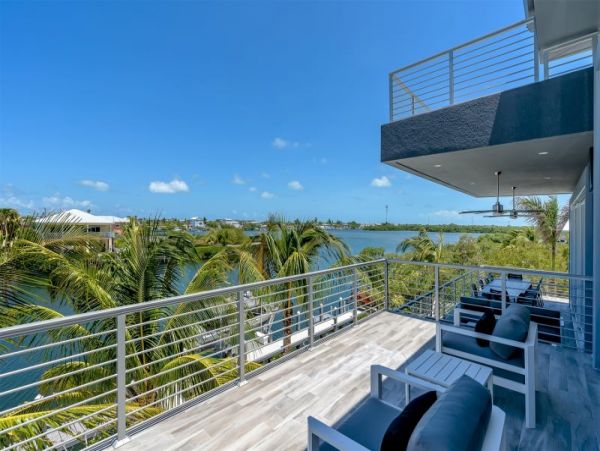 Modern Luxury 3-Bedroom Pool Home in Marathon