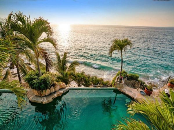 Magnificent Beach House Steps From The Sand.
