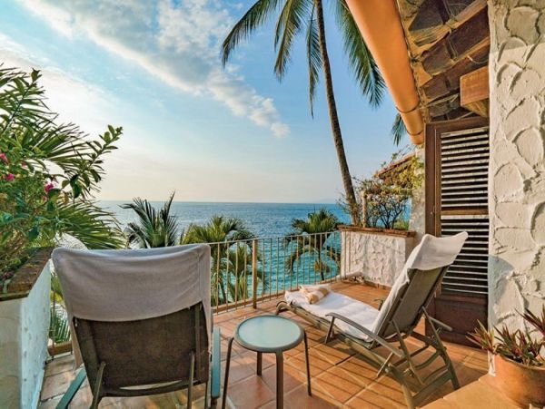Magnificent Beach House Steps From The Sand.