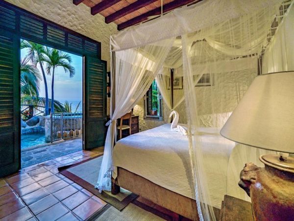 Magnificent Beach House Steps From The Sand.