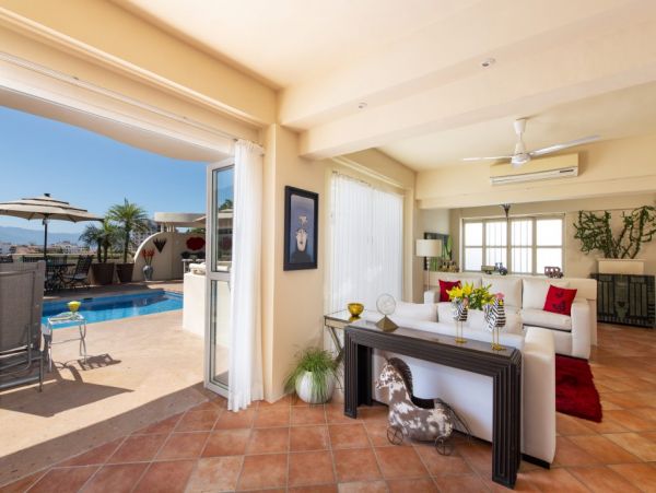 Luxury Villa Rents from 4-8 Bedrooms with Pool & Great Views